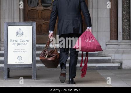 Barristers und Anwälte im juristischen Epizentrum des Justizsystems bei Royal Courts of Justice, The Strand, Central London, England, UK Stockfoto