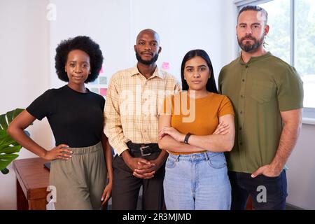 Porträt eines jungen, vielfältigen Start-up-Teams, Freizeitkleidung in einem modernen Technikbüro Stockfoto