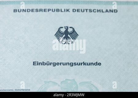 Hamburg, Deutschland. 23. Mai 2023. Ein Einbürgerungszertifikat liegt auf einem Tisch, bevor es bei einer Zeremonie im Hamburger Rathaus ausgestellt wird. Kredit: Markus Scholz/dpa/Alamy Live News Stockfoto