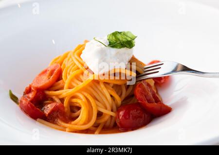 Italienische Pasta - Spaghetti mit Burrata-Käse-Nahaufnahme, mediterrane Diät. Stockfoto