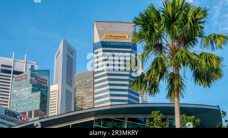 Singapur, Singapur - 6. Dezember 2015. Ein niedriger Winkel mit Blick auf einige der Geschäftsgebäude im Finanzviertel der Innenstadt. Stockfoto