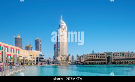 Dubai, VAE - 20. Februar 2016. Die überdachte Fassade eines Luxushotels in der Innenstadt während der Renovierungsarbeiten zwei Monate nachdem die Verkleidung in einem NYE-Feuer brannte. Stockfoto