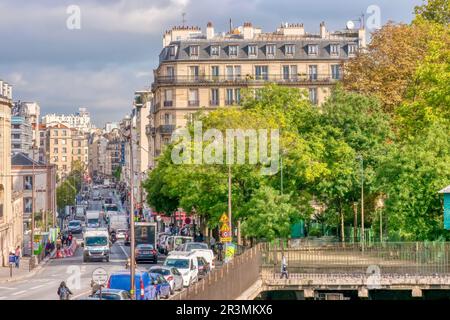 Paris, Frankreich - 17. Oktober 2016. Blick auf eine Wohngegend entlang der Rue Cardinet im Stadtteil Batignolles im 17. Arrondissement. Stockfoto