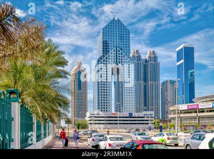 Dubai, Vereinigte Arabische Emirate - 20. Februar 2016. Straße und Parkplätze hinter dem Dusit Thani Hotel und anderen Türmen im Stadtzentrum. Stockfoto