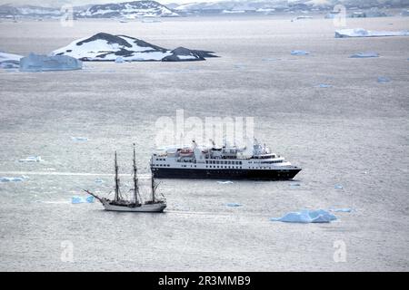 Segeln Sie Bark Europa vorbei an der Luxusyacht Ponant Le Boreal auf einer Antarktis-Bootstour Stockfoto