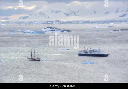 Segeln Sie Bark Europa vorbei an der Luxusyacht Ponant Le Boreal auf einer Antarktis-Bootstour Stockfoto