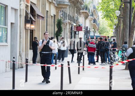 Paris, Frankreich. 24. Mai 2023. Am Mittwochnachmittag wurden mehrere Schüsse auf dem Boulevard de Courcelles im 8. Arrondissement von Paris gehört. Ein Mann in seinen Dreißigern würde zwischen Leben und Tod sein, vor Ort von den Rettungsdiensten betreut. Die Schützen sind geflohen. Paris, Frankreich, am 24. Mai 2023. Foto von Florian Poitout/ABACAPRESS.COM Kredit: Abaca Press/Alamy Live News Stockfoto