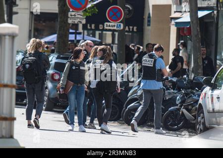 Paris, Frankreich. 24. Mai 2023. Am Mittwochnachmittag wurden mehrere Schüsse auf dem Boulevard de Courcelles im 8. Arrondissement von Paris gehört. Ein Mann in seinen Dreißigern würde zwischen Leben und Tod sein, vor Ort von den Rettungsdiensten betreut. Die Schützen sind geflohen. Paris, Frankreich, am 24. Mai 2023. Foto von Florian Poitout/ABACAPRESS.COM Kredit: Abaca Press/Alamy Live News Stockfoto