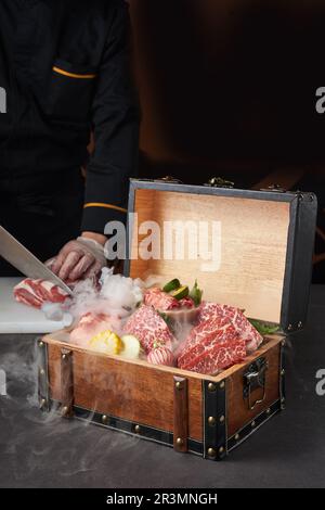 wagyu-Rinderteller in einer Schatzbox，Wagyu-Rinderset Stockfoto