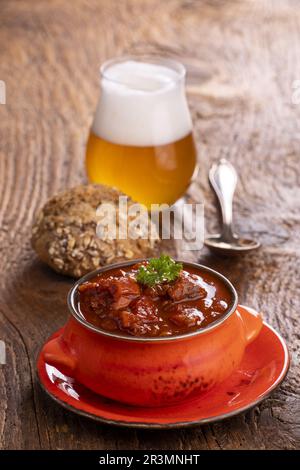 Ungarisches Gulasch auf dunklem Holz Stockfoto