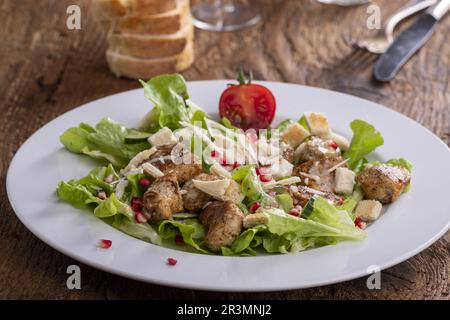 Caesar Salat auf einem weißen Teller Stockfoto