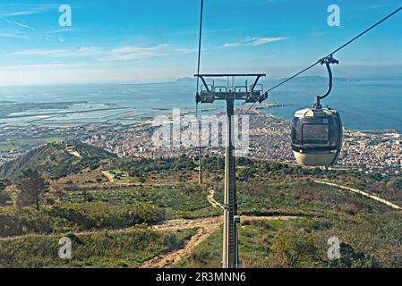 Gondel der Seilbahn von Trapani nach Erice im Westen Siziliens Stockfoto