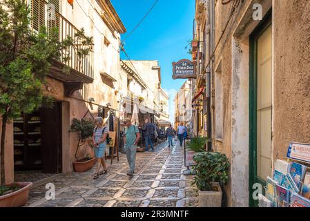 Souvenirläden, Restaurants und Kuchenbäckereien in den Gassen des Dorfes Erice in Sizilien Stockfoto