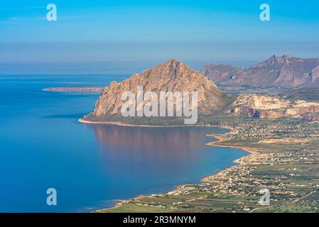 Die Mittelmeerküste und die Bucht des Golfs von Bonagia in Westsizilien Stockfoto