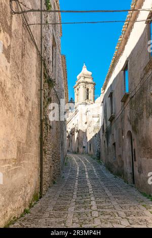 Enge Gassen und Straßen im Bergdorf Erice in Sizilien Stockfoto