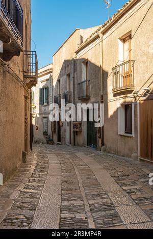 Enge Gassen und Straßen im Bergdorf Erice in Sizilien Stockfoto