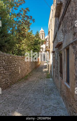 Enge Gassen und Straßen im Bergdorf Erice in Sizilien Stockfoto