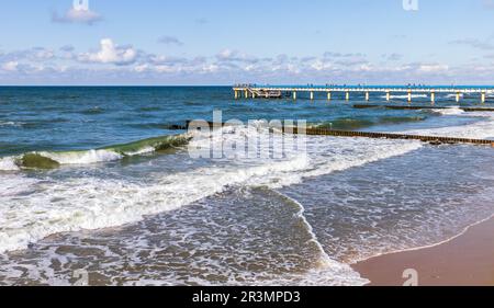 Blick auf die Küste von Zelenogradsk mit Küstenwasser und einem Pier im Hintergrund. Oblast Kaliningrad, Russland Stockfoto