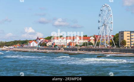 Blick auf die Küste von Zelenogradsk mit dem Riesenrad. Vor 1946 ist diese Stadt unter dem deutschen Namen Cranz bekannt, heute ist sie eine Stadt in der Oblast Kaliningrad, Russi Stockfoto