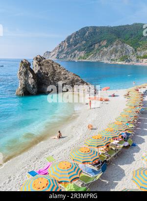 Kieselstrand Monterosso Urlaubsliegen und Sonnenschirme am Strand von Cinque Terre Italien im Sommer Stockfoto