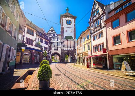 Freiburg im Breisgau, historische Kopfsteinpflasterstraße und farbenfrohe Architektur, Baden-Württemberg-Region Stockfoto