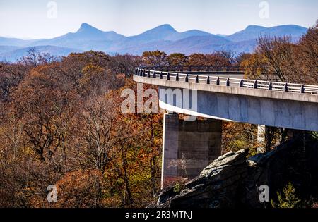 Linn Cove Viaduct nahe Grandfather Mountain, North Carolina Stockfoto