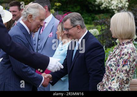 König Karl III. (Links) wird von DUP-Führer Sir Jeffrey Donaldson während einer Gartenparty im Hillsborough Castle, Co Down während eines zweitägigen Besuchs in Nordirland begrüßt. Bilddatum: Mittwoch, 24. Mai 2023. Stockfoto