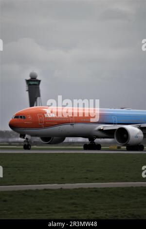 KLM B777-300ER Orangeprid startet von der Polderbaan Stockfoto