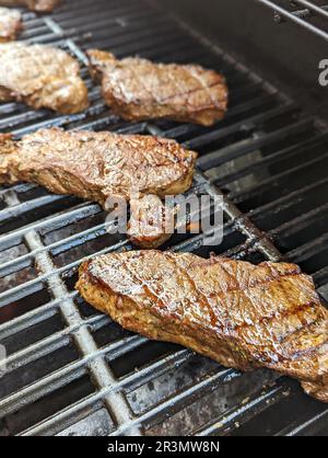 Gegrilltes Steak, Medium, selten für Familienessen Stockfoto