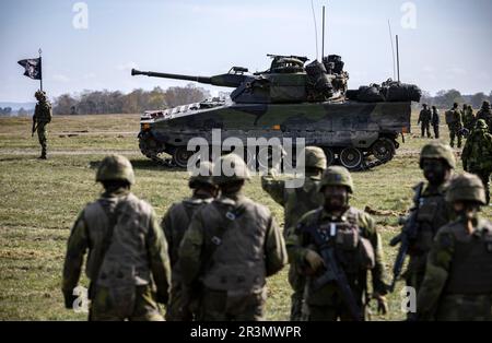 Rinkaby, Schwede. 06. Mai 2023. DOSSIER 06. Mai 2023CV90 Kampffahrzeuge gesehen während der Aurora 23 Militärübung am Rinkaby Schießplatz außerhalb Kristianstad, Schweden, am 06. Mai 2023. Foto: Johan Nilsson/TT/Code 50090 Kredit: TT News Agency/Alamy Live News Stockfoto