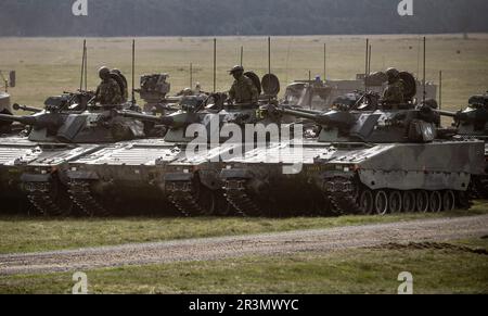 Rinkaby, Schwede. 06. Mai 2023. DOSSIER 06. Mai 2023CV90 Kampffahrzeuge gesehen während der Aurora 23 Militärübung am Rinkaby Schießplatz außerhalb Kristianstad, Schweden, am 06. Mai 2023. Foto: Johan Nilsson/TT/Code 50090 Kredit: TT News Agency/Alamy Live News Stockfoto