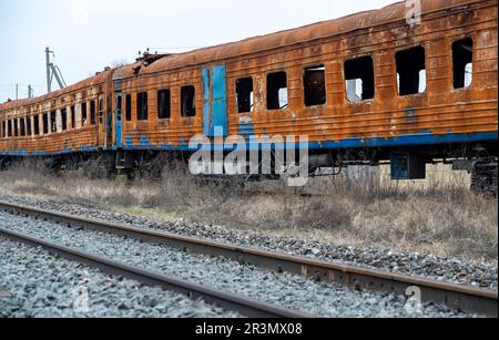 Ausgebrannte, gesprengte Wagen in der Ukraine Stockfoto