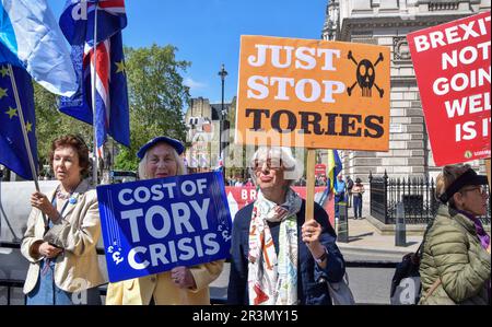 London, England, Großbritannien. 24. Mai 2023. Protestteilnehmer gegen Tory und gegen Brexit veranstalten ihre wöchentlichen Proteste auf dem Parliament Square. (Kreditbild: © Vuk Valcic/ZUMA Press Wire) NUR REDAKTIONELLE VERWENDUNG! Nicht für den kommerziellen GEBRAUCH! Stockfoto