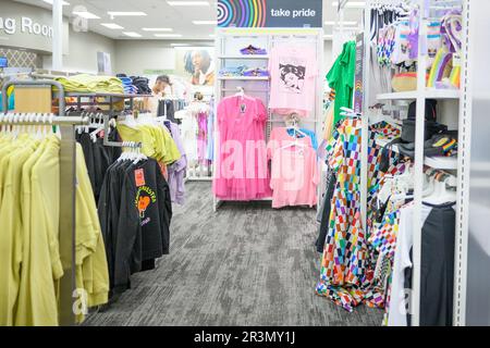 Albuquerque, Usa. 24. Mai 2023. Am 24. Mai 2023 werden in einem Target Store in Albuquerque, New Mexico, Merchandise-Artikel zum Thema „PRIDE“ ausgestellt. Target hat damit begonnen, einige seiner Produkte aus der Pride Collection, einschließlich Merchandise, von der Marke Abprallen zu entfernen, und zwar inmitten von Kundenreaktionen. (Foto: Sam Wasson/Sipa USA) Guthaben: SIPA USA/Alamy Live News Stockfoto