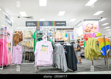 Albuquerque, Usa. 24. Mai 2023. Am 24. Mai 2023 werden in einem Target Store in Albuquerque, New Mexico, Merchandise-Artikel zum Thema „PRIDE“ ausgestellt. Target hat damit begonnen, einige seiner Produkte aus der Pride Collection, einschließlich Merchandise, von der Marke Abprallen zu entfernen, und zwar inmitten von Kundenreaktionen. (Foto: Sam Wasson/Sipa USA) Guthaben: SIPA USA/Alamy Live News Stockfoto