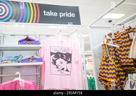 Am 24. Mai 2023 werden in einem Target Store in Albuquerque, New Mexico, Merchandise-Artikel zum Thema „PRIDE“ ausgestellt. Target hat damit begonnen, einige seiner Produkte aus der Pride Collection, einschließlich Merchandise, von der Marke Abprallen zu entfernen, und zwar inmitten von Kundenreaktionen. (Foto: Sam Wasson/Sipa USA) Stockfoto