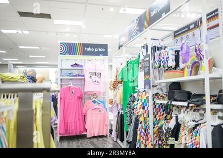 Am 24. Mai 2023 werden in einem Target Store in Albuquerque, New Mexico, Merchandise-Artikel zum Thema „PRIDE“ ausgestellt. Target hat damit begonnen, einige seiner Produkte aus der Pride Collection, einschließlich Merchandise, von der Marke Abprallen zu entfernen, und zwar inmitten von Kundenreaktionen. (Foto: Sam Wasson/Sipa USA) Stockfoto