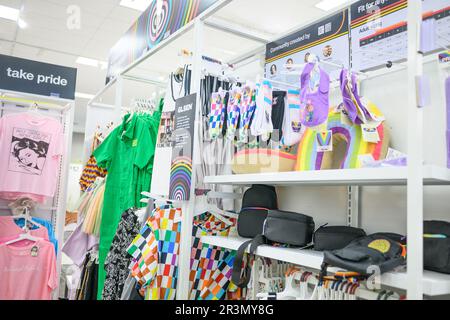 Am 24. Mai 2023 werden in einem Target Store in Albuquerque, New Mexico, Merchandise-Artikel zum Thema „PRIDE“ ausgestellt. Target hat damit begonnen, einige seiner Produkte aus der Pride Collection, einschließlich Merchandise, von der Marke Abprallen zu entfernen, und zwar inmitten von Kundenreaktionen. (Foto: Sam Wasson/Sipa USA) Stockfoto