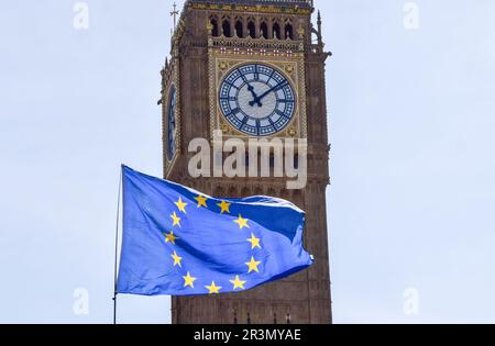 London, England, Großbritannien. 24. Mai 2023. Eine EU-Flagge fliegt nahe Big Ben, während Demonstranten gegen Tory und gegen den Brexit ihre wöchentlichen Proteste auf dem Parliament Square veranstalten. (Kreditbild: © Vuk Valcic/ZUMA Press Wire) NUR REDAKTIONELLE VERWENDUNG! Nicht für den kommerziellen GEBRAUCH! Stockfoto