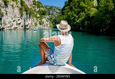Verdon-Schlucht am See von Sainte Croix, Provence, Frankreich, Alpes Cote d Azur Männer vor dem Boot Stockfoto