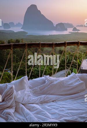 Phangnga Bay Thailand, Außenbett mit Kissen und Blick auf die Bucht, Flitterwochen Urlaub Stockfoto