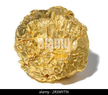 Zerknittertes Stück goldener Folie mit Schatten auf einem weißen isolierten Hintergrund Stockfoto