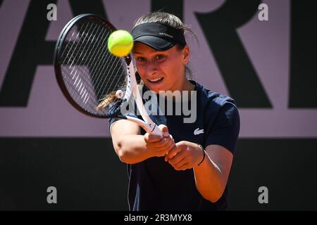 Paris, Frankreich. 24. Mai 2023. NINA RADOVANOVIC von Frankreich am dritten Qualifikationstag von Roland-Garros 2023, French Open 2023, Grand-Slam-Tennisturnier im Roland-Garros-Stadion. (Kreditbild: © Matthieu Mirville/ZUMA Press Wire) NUR REDAKTIONELLE VERWENDUNG! Nicht für den kommerziellen GEBRAUCH! Stockfoto