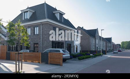 Niederländisches Vorstadtgebiet mit modernen Familienhäusern, neu gebauten modernen Familienhäusern in den Niederlanden Stockfoto