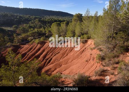 Erodierte Ochre-Ton-Felsformationen im Canyon des Terres Rouges im Südosten des Mont Sainte Victoire bei Aix-en-Provence Provence Stockfoto