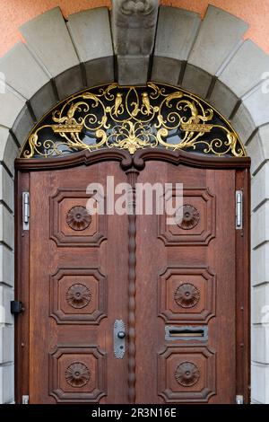 Eine antike Tür mit aufwendigen Schnitzereien und alter Patina, die einen Sinn für Geschichte erweckt und jedem Raum einen Hauch von Eleganz verleiht. Stockfoto