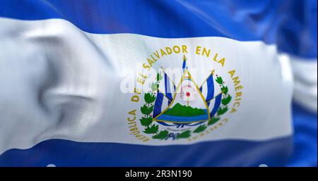 Aus nächster Nähe sehen Sie die Nationalflagge El Salvador, die im Wind winkt. Stockfoto