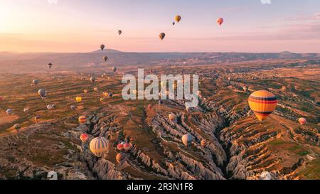 Kappadokien Türkei Sonnenaufgang in den Hügeln mit Heißluftballons, Kapadokya Türkei Goreme Stockfoto