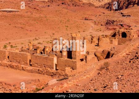 Großer Tempel und königliche Gräber in Petra, Jordanien Stockfoto