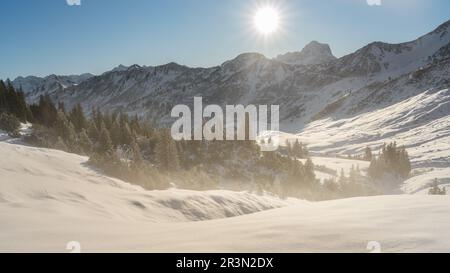 Blick auf das Kleinwalsertal im Winter mit frischem Schnee und blauem Himmel. Österreich AllgÃ¤U Alpen Stockfoto